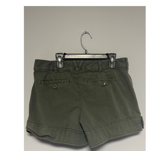 Vince Khaki Green Utility Pleated Shorts Women Size 4 Button Fly Casual - Picture 2 of 10
